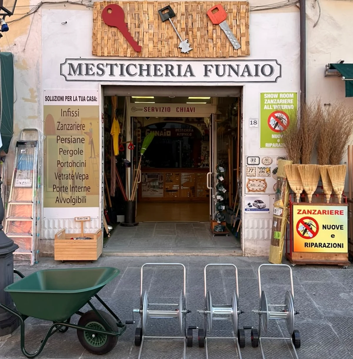 Ingresso reale della Mesticheria Funaio ad Altopascio, specializzata in zanzariere nuove e riparazioni