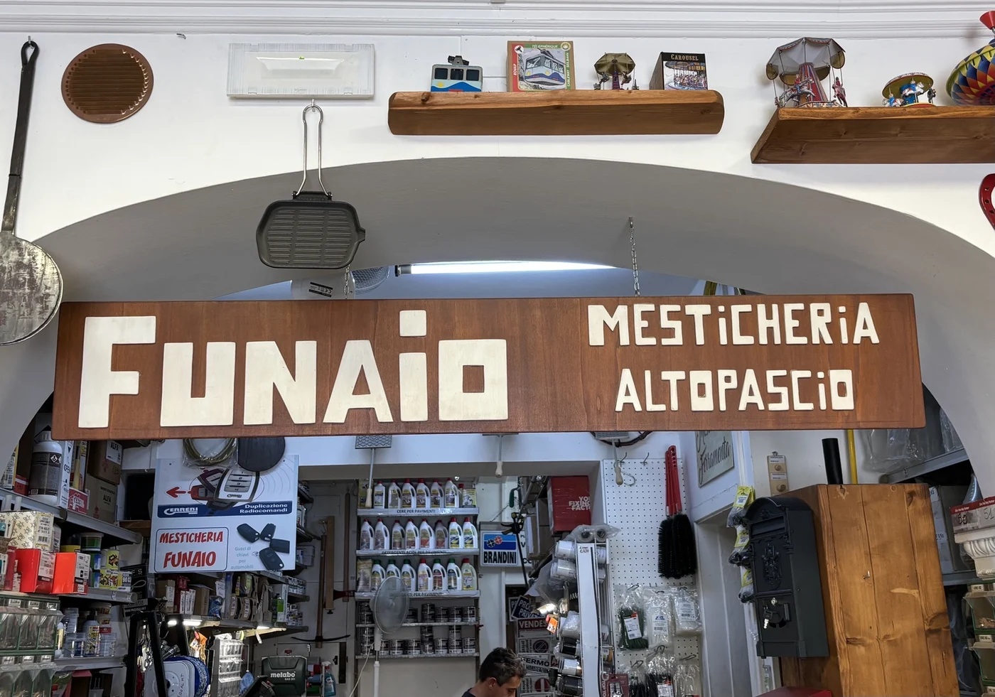Interno della Mesticheria Funaio ad Altopascio con insegna in legno