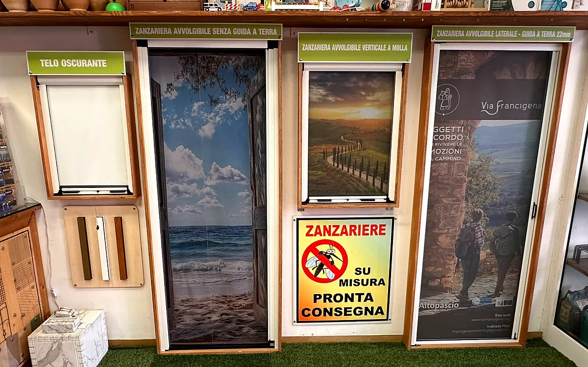 Showroom Funaio con diversi modelli di zanzariere su misura